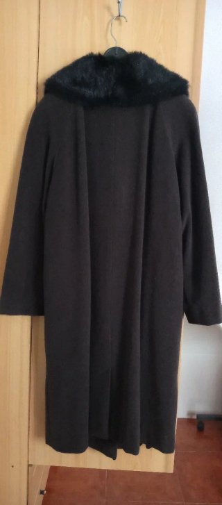 Abrigo señora marrón oscuro con cuello de pelo