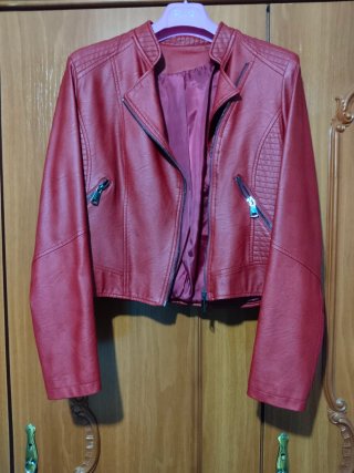 Chaqueta de cuero roja granate