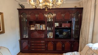 Mueble de salón clásico madera y cristal