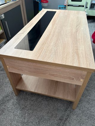 Mesa auxiliar salón madera y cristal.