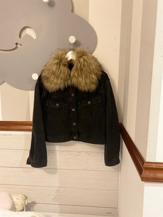 Cazadora Denim Negra con Cuello Extraíble