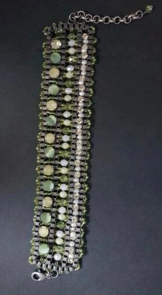 Pulsera hecha a mano con abalorios