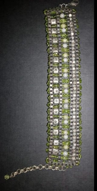 Pulsera hecha a mano con abalorios
