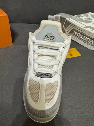 Sneakers Louis Vuitton Grigie e Bianche