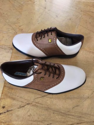 Zapatos nuevos de golf Footjoy blancos y marrones.