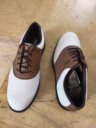 Zapatos nuevos de golf Footjoy blancos y marrones.