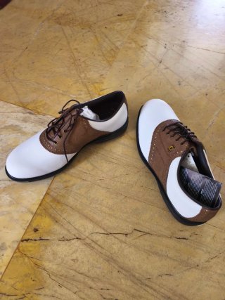 Zapatos nuevos de golf Footjoy blancos y marrones.
