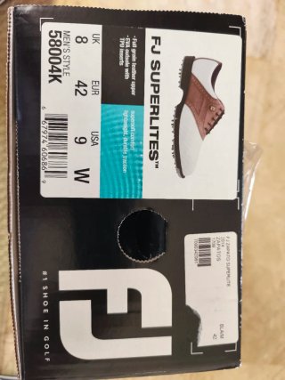 Zapatos nuevos de golf Footjoy blancos y marrones.