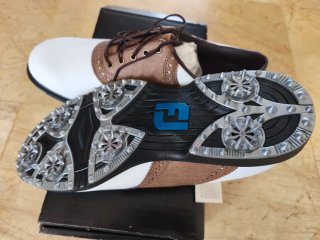 Zapatos nuevos de golf Footjoy blancos y marrones.