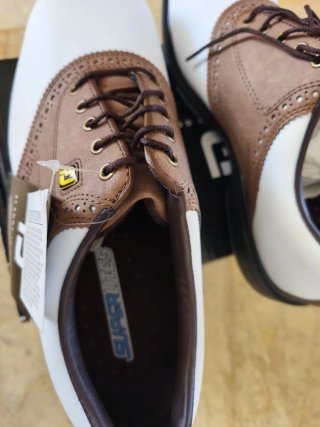 Zapatos nuevos de golf Footjoy blancos y marrones.