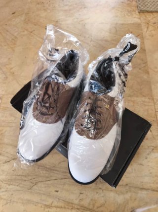 Zapatos nuevos de golf Footjoy blancos y marrones.
