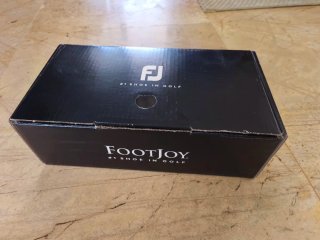Zapatos nuevos de golf Footjoy blancos y marrones.