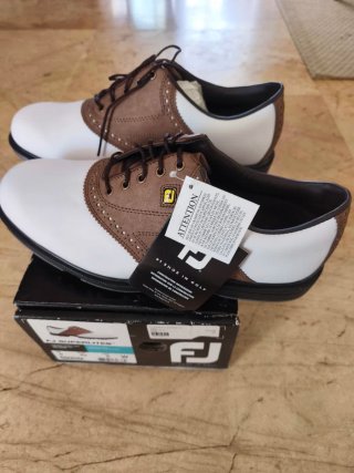 Zapatos nuevos de golf Footjoy blancos y marrones.