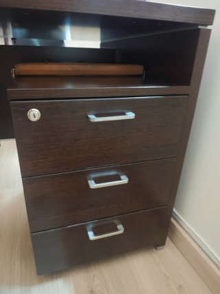 Mesa de oficina con cajonera y estantería
