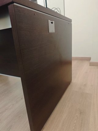Mesa de oficina con cajonera y estantería