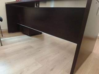 Mesa de oficina con cajonera y estantería