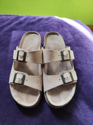 Sandalias Beige con Hebillas