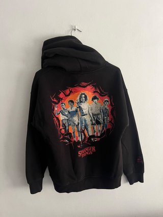 Sudadera Zara Stranger Things Netflix Negra