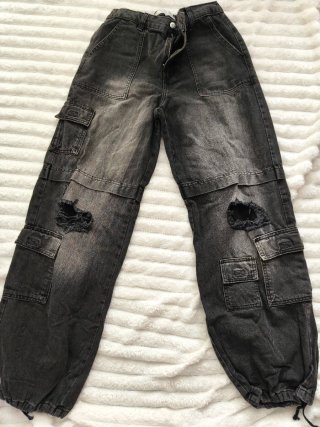 Pantalones cargo negros rasgados