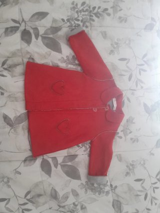 Chaqueta niña roja con corazones