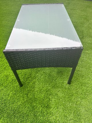 Tavolo in rattan con piano in vetro