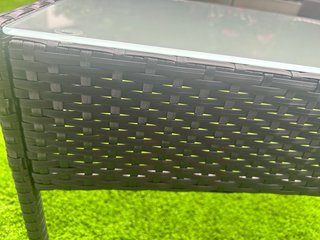 Tavolo in rattan con piano in vetro