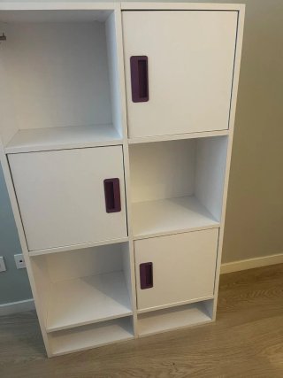 Estantería juvenil blanca con puertas