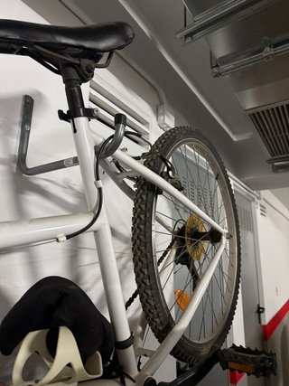 Bicicleta de montaña blanca