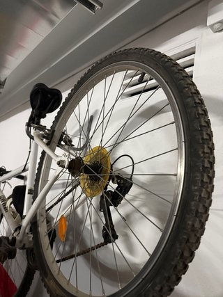 Bicicleta de montaña blanca