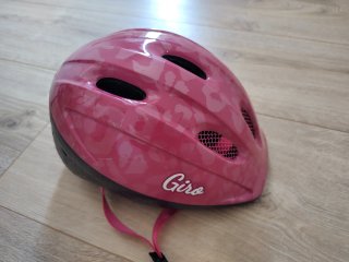 Casco infantil Giro rosa estampado