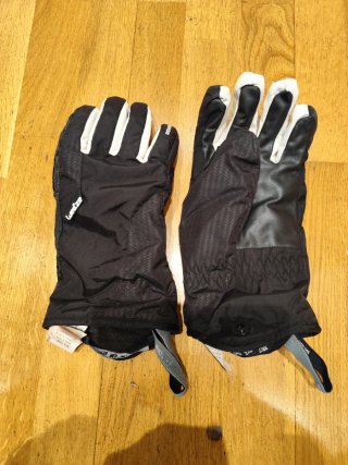 Guantes de esquí negros y blancos