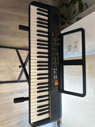 Teclado Yamaha con Soporte