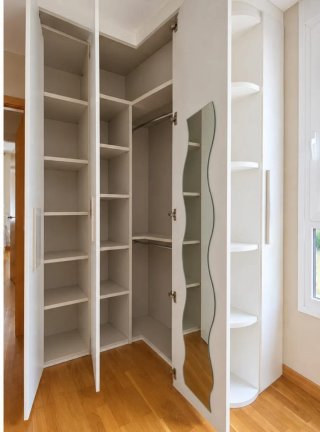 Armario esquinero blanco y madera con espejo