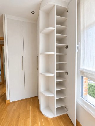 Armario esquinero blanco y madera con espejo