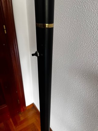 Lámpara de pie regulable metal negra y dorada