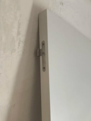 Hoja de puerta blanca con tirador