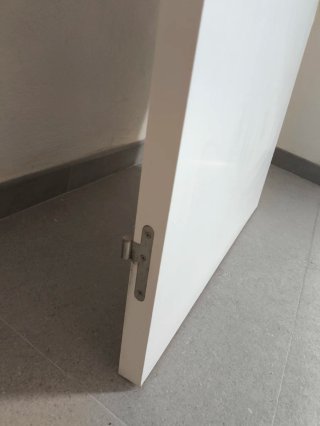 Hoja de puerta blanca con tirador
