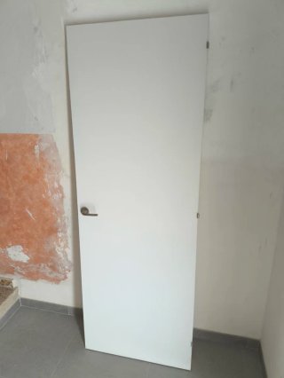 Hoja de puerta blanca con tirador