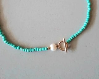 Collar turquesa con cierre dorado y perla