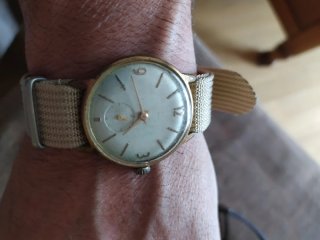 Reloj de pulsera antiguo funcionando perfectamente
