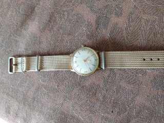 Reloj de pulsera antiguo funcionando perfectamente