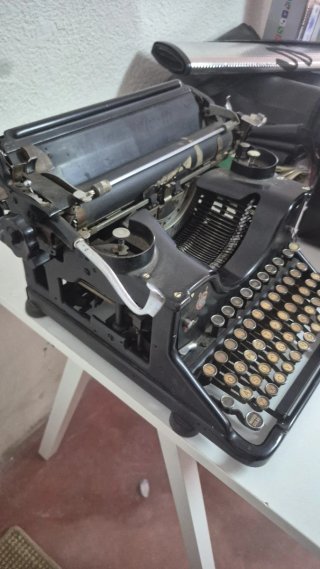 Máquina de escribir Hispano Olivetti M40