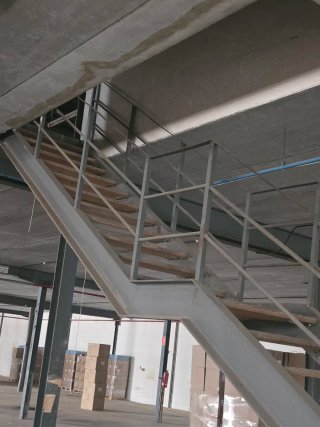 Escalera de hierro con peldaños de madera