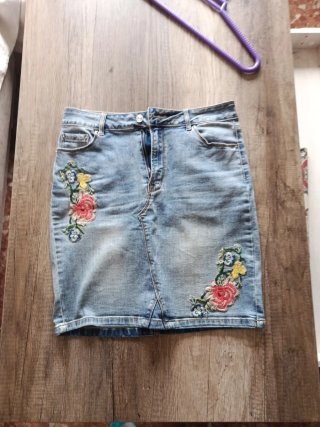 Falda vaquera con bordado floral
