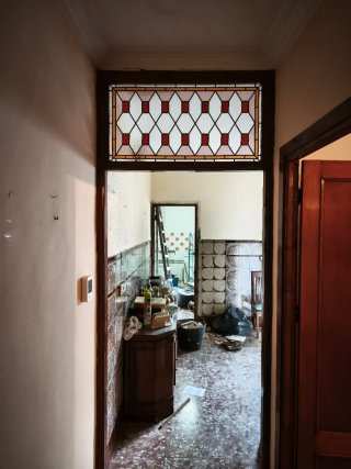 Puerta de paso antigua con vidriera