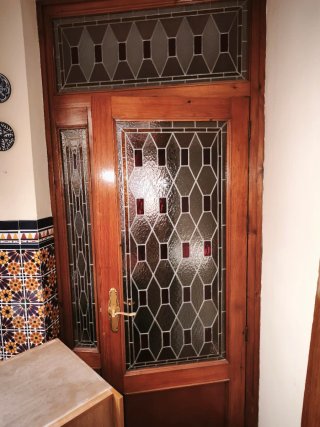 Puerta de paso antigua con vidriera