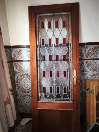 Puerta de paso antigua con vidriera