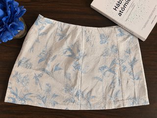 Falda floral azul y blanca Bershka