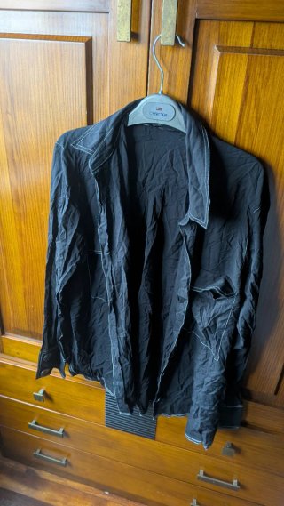 Camisa Negra con Costuras a Contraste