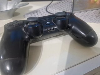 PlayStation 4 con 2 controller e 2 giochi